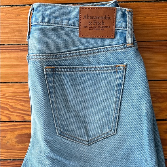 Abercrombie & Fitch Men's Loose Jeans - Picture 7 of 9